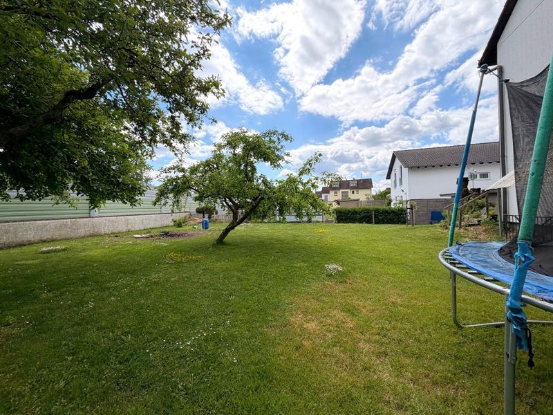 Erstbezug nach Kernsanierung: 4-Zimmer-Wohnung mit Balkon, Gartenanteil & Garage